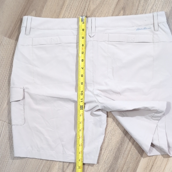 Eddie Bauer Cream Cargo Shorts with Tailored Style and Subtle Texture - Picture 6 of 7